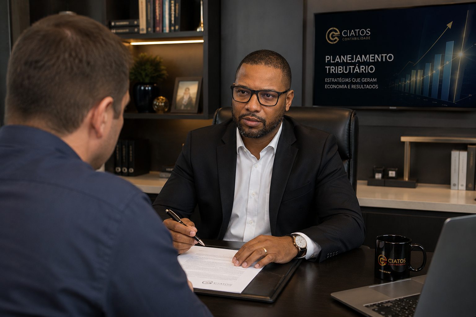 Contador da Ciatos em atendimento consultivo com um cliente no escritório em Belo Horizonte