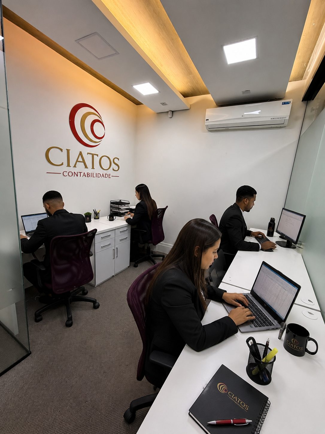 Profissionais da Ciatos Contabilidade trabalhando no escritório em Belo Horizonte